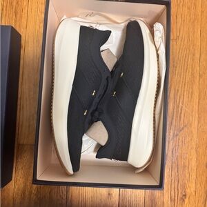 Tracksmith Eliot Runner Size 8 men / 10 women